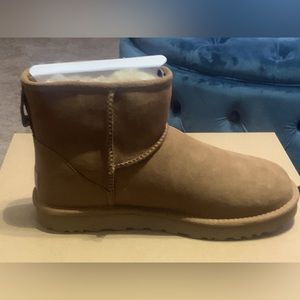NEW Women Short Ugg Boots Size 9 Brown